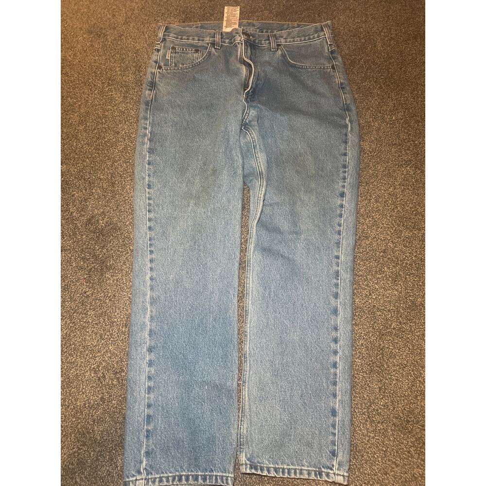 Carhartt 100% cotton jean featuring traditional fit,straight leg,and a tapered
